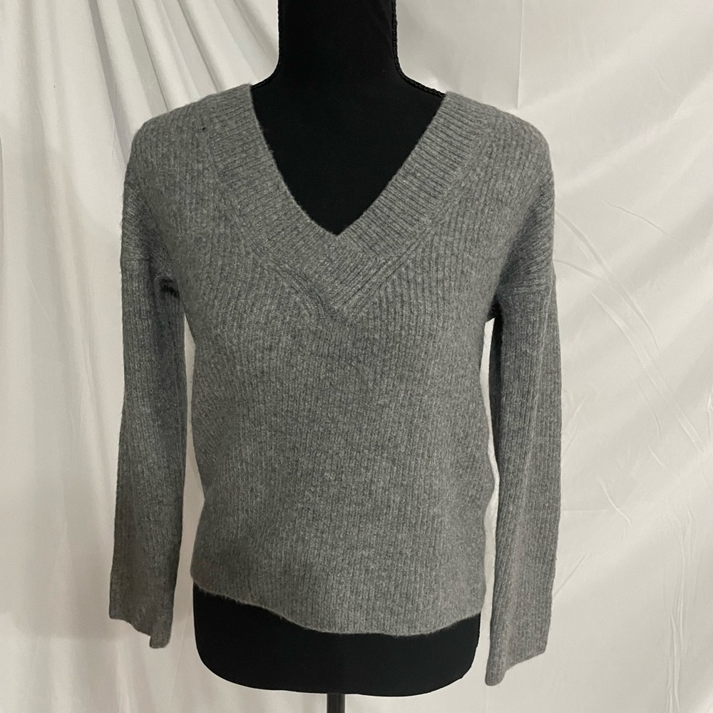 OLIVACEOUS Ribbed Knit V-Neck Long Sleeved Soft Sweater NWOT 🌴 Size XS
